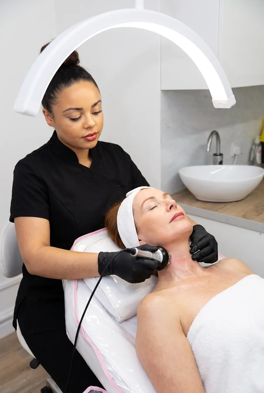 Chelsea performing a radio frequency contouring treatment