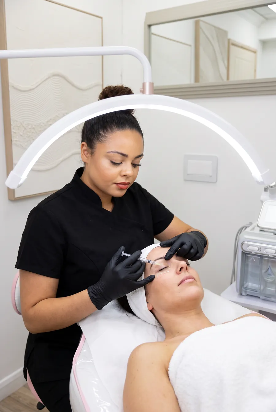 Chelsea performing a Vitaran Eyes under-eye treatment